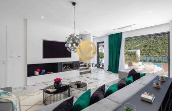 Stanislava Hoppe +421 910 318 899 e-mail:

V2 Real Estate po