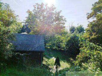Drevená chatka pozostáva z prízemia a podkrovia. Po vstupe s