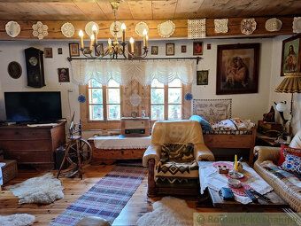 Dvojizbová drevenica s novou čiernou strechou, po rekonštruk