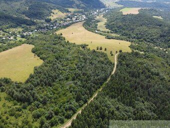 Očarujúcu panorámu na celú obec a jej okolie, výlučné vlastn
