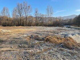 Predám pozemok v Rožňave veľkosť pozemku 4550 m². Pozemok je