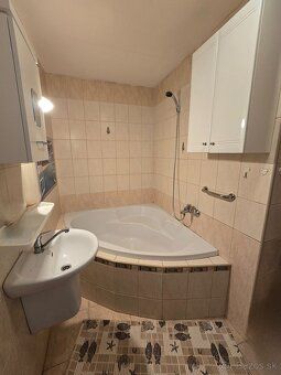Ponúkam na predaj veľký slnečný 2 izbový byt s balkónom v ob