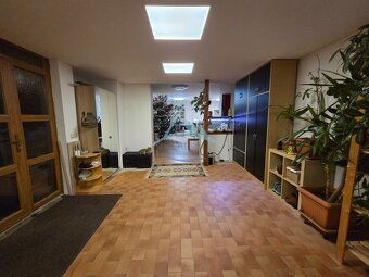 Priestranný 5-izbový prízemný rodinný dom na pozemku 1655 m²