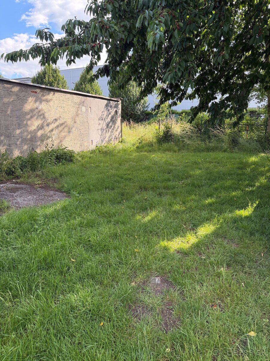Murovaná garáž (23 m²) na ul. Gorazdova v radovej zástavbe. 