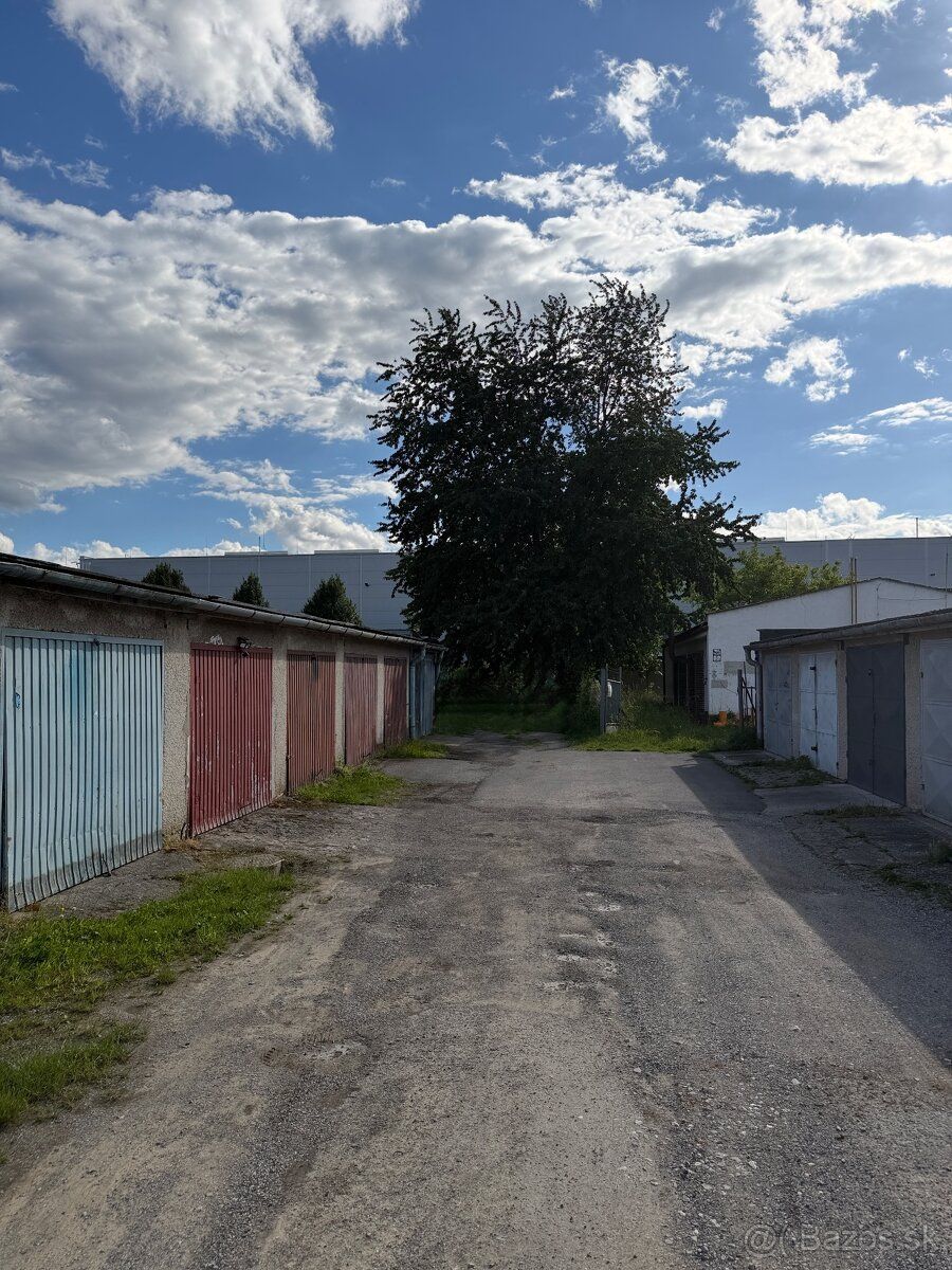 Murovaná garáž (23 m²) na ul. Gorazdova v radovej zástavbe. 