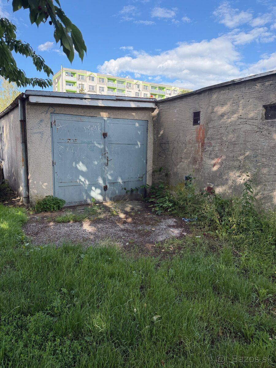 Murovaná garáž (23 m²) na ul. Gorazdova v radovej zástavbe. 