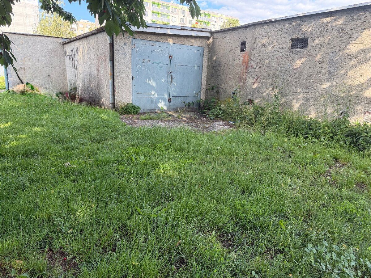 Murovaná garáž (23 m²) na ul. Gorazdova v radovej zástavbe. 