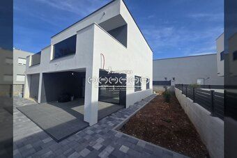 V Zatone sa predáva rozostavaná vila, ktorá sa nachádza na p