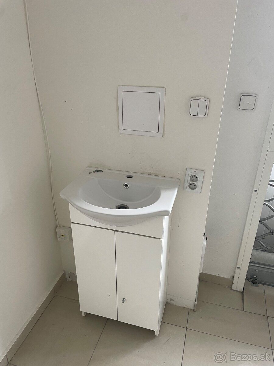Obchodný priesor na prízemí LIVING CENTRA, Solinky, Žilina
P