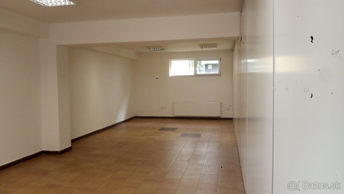 Prenajmeme obchodný priestor o výmere 50 m2, prízemie ,vstup