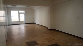 Prenajmeme obchodný priestor o výmere 50 m2, prízemie ,vstup