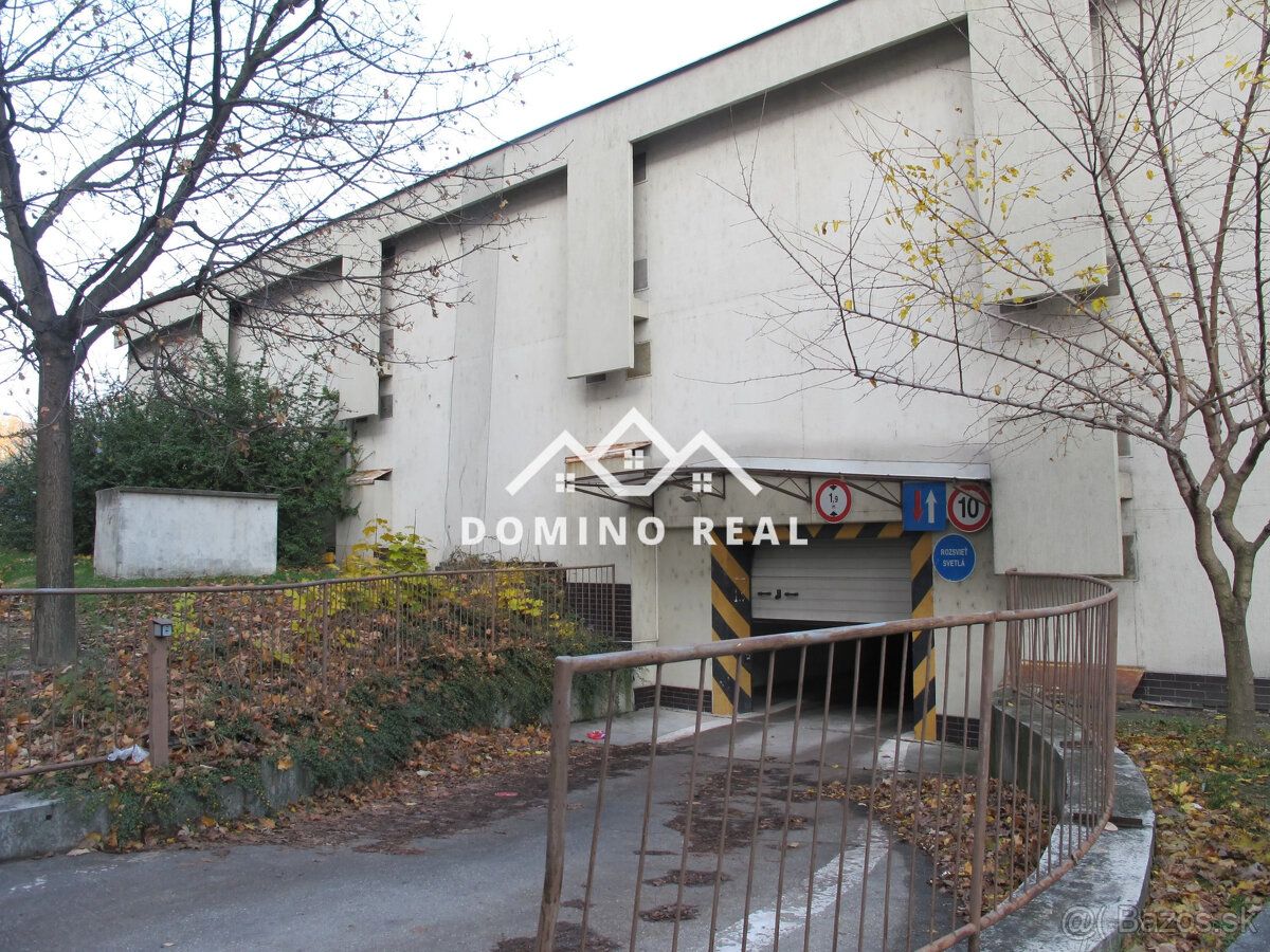 Ponúkame Vám na predaj samostatnú garáž o ploche 16,5 m2 v B