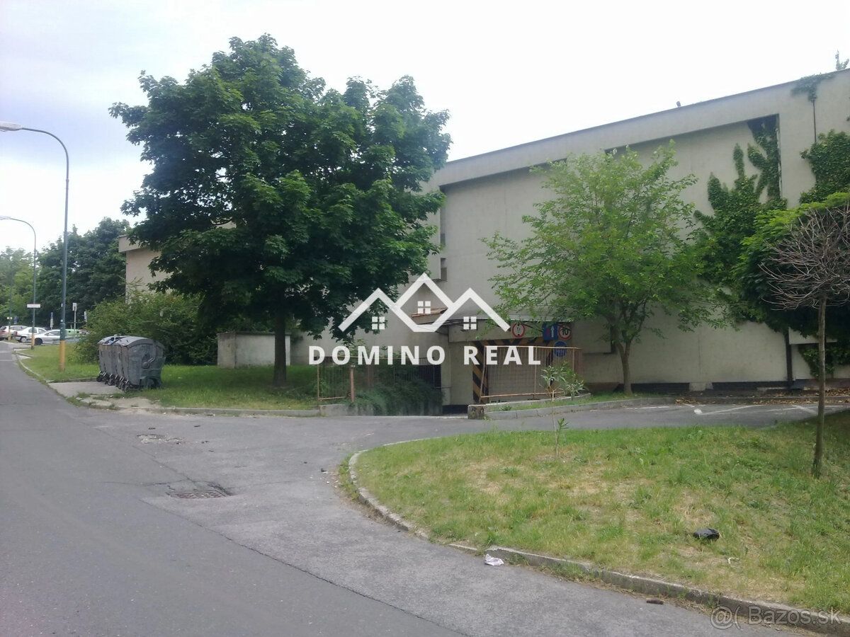 Ponúkame Vám na predaj samostatnú garáž o ploche 16,5 m2 v B