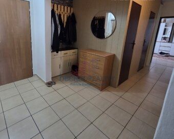 Ponúkame na predaj priestranný 3-izbový byt s balkónom o vým