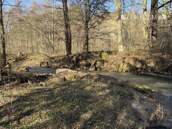 Väčší rovinatý rekreačný pozemok na okraji obce Valaská Belá