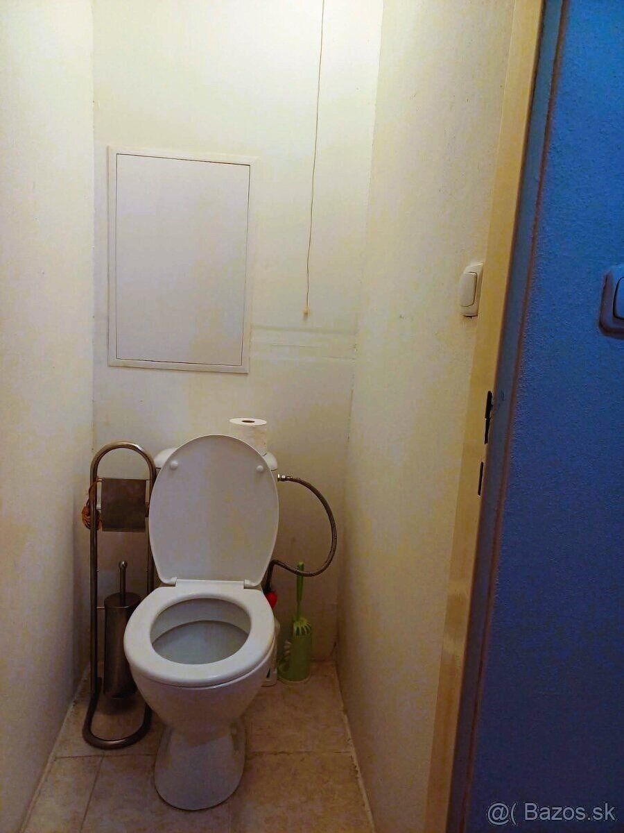 Ponúkame Vám na predaj túto slnečnú, peknú, veľkú a zariaden