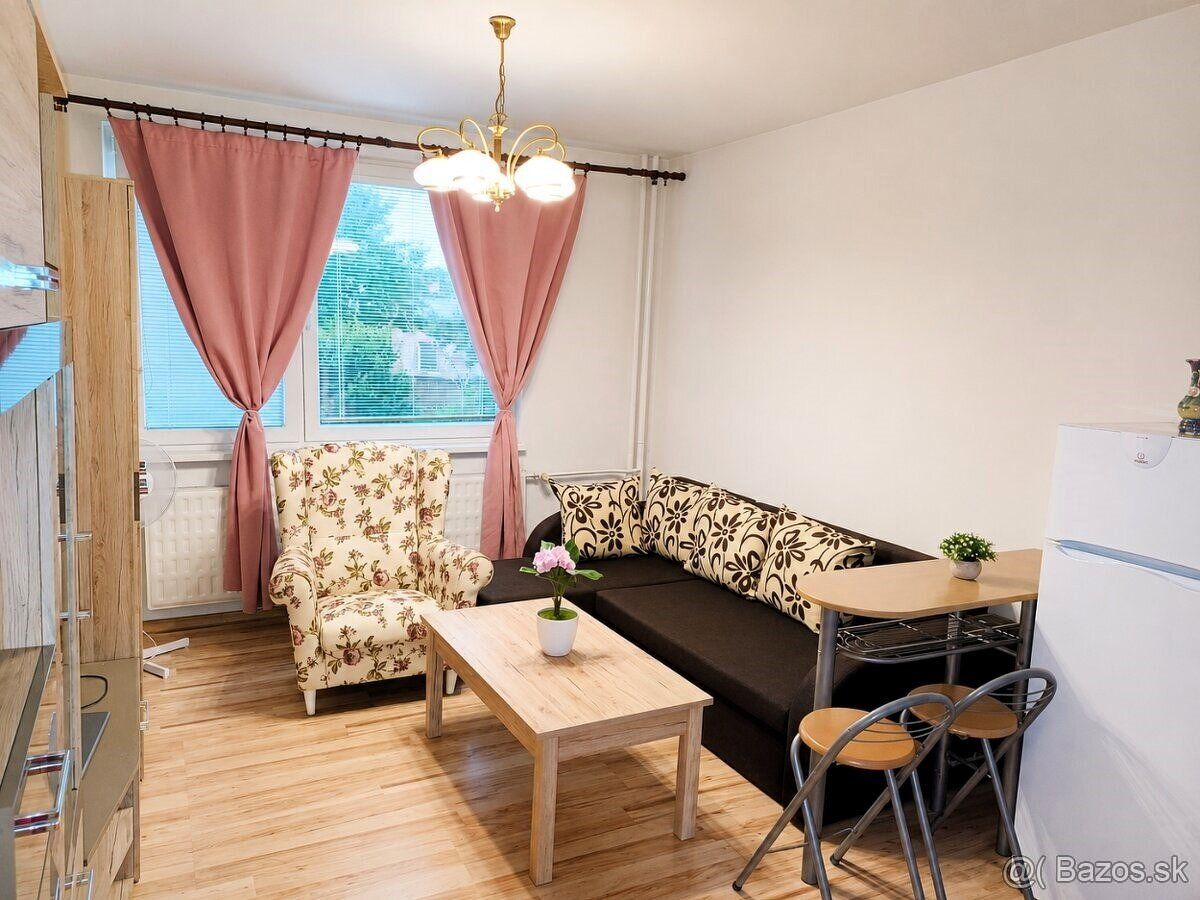 Ponúkame Vám na predaj túto slnečnú, peknú, veľkú a zariaden