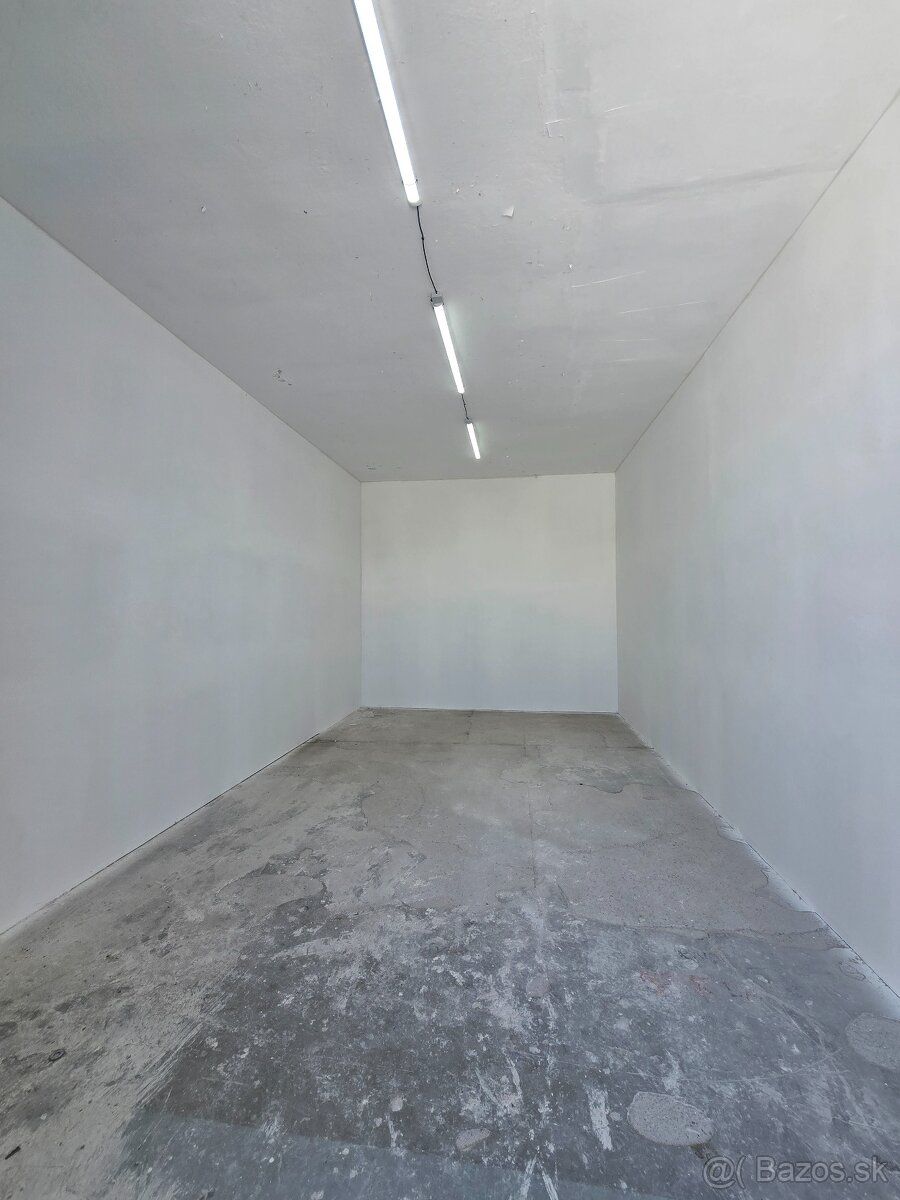 dáme do prenájmu garáže veľkosť 8x4,3m výška 3,8m plocha 34,