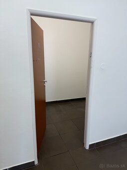 Ponúkame do prenájmu priestor vhodný na obchod alebo kancelá