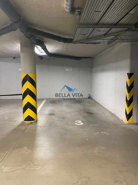 Hľadáte bezpečné a pohodlné parkovanie priamo v centre? Ponú