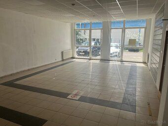 Ponúkam na prenájom obchodný priestor 95m2 na prízemí v budo