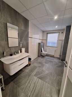 Ponúkame na prenájom halu/sklad o výmere 4300 m2,priemyselný