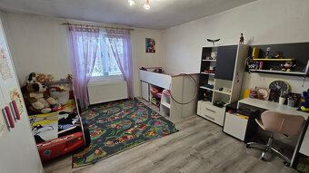 Ponúkame exkluzívne na predaj pekný rodinný dom v obci Lok n