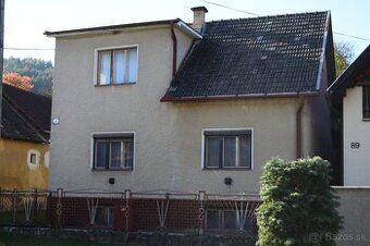 Ponúkame na predaj starší, vidiecky rodinný dom nachádzajúci
