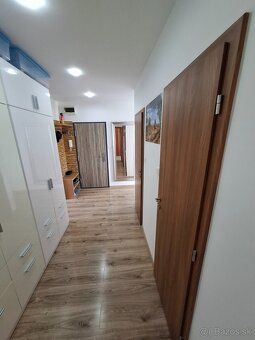 Ponúkam na predaj priestranný a svetlý 2-izbový byt v osobno
