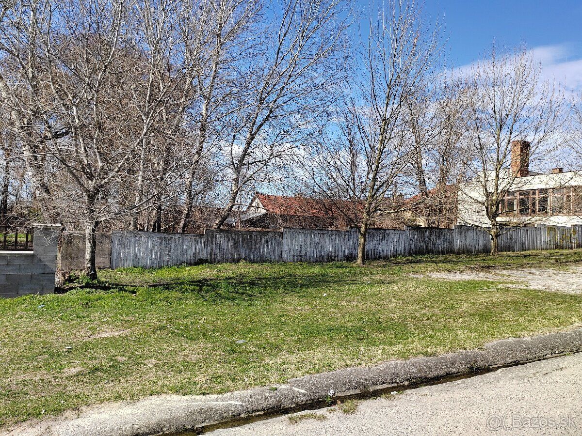 Pozemok v centre obce Čáry, pri obchode a škole. 540m2. Škol