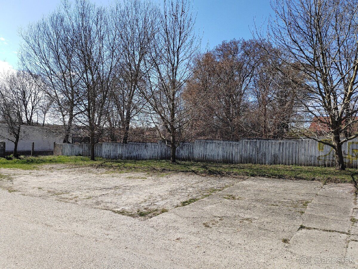 Pozemok v centre obce Čáry, pri obchode a škole. 540m2. Škol