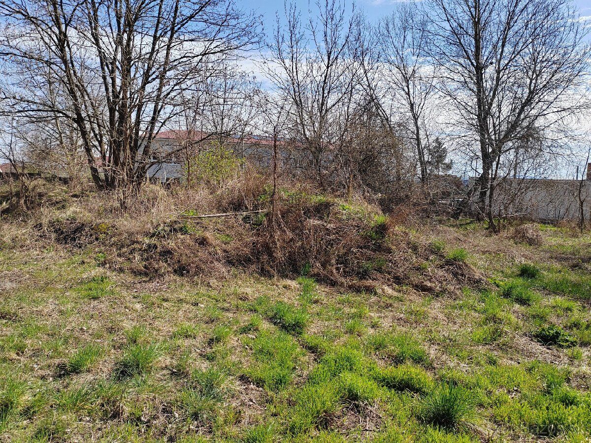 Pozemok v centre obce Čáry, pri obchode a škole. 540m2. Škol
