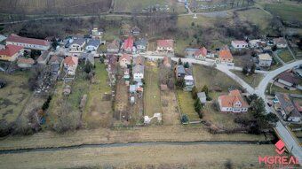Ponúkame Vám na predaj priestranný stavebný pozemok v tichej