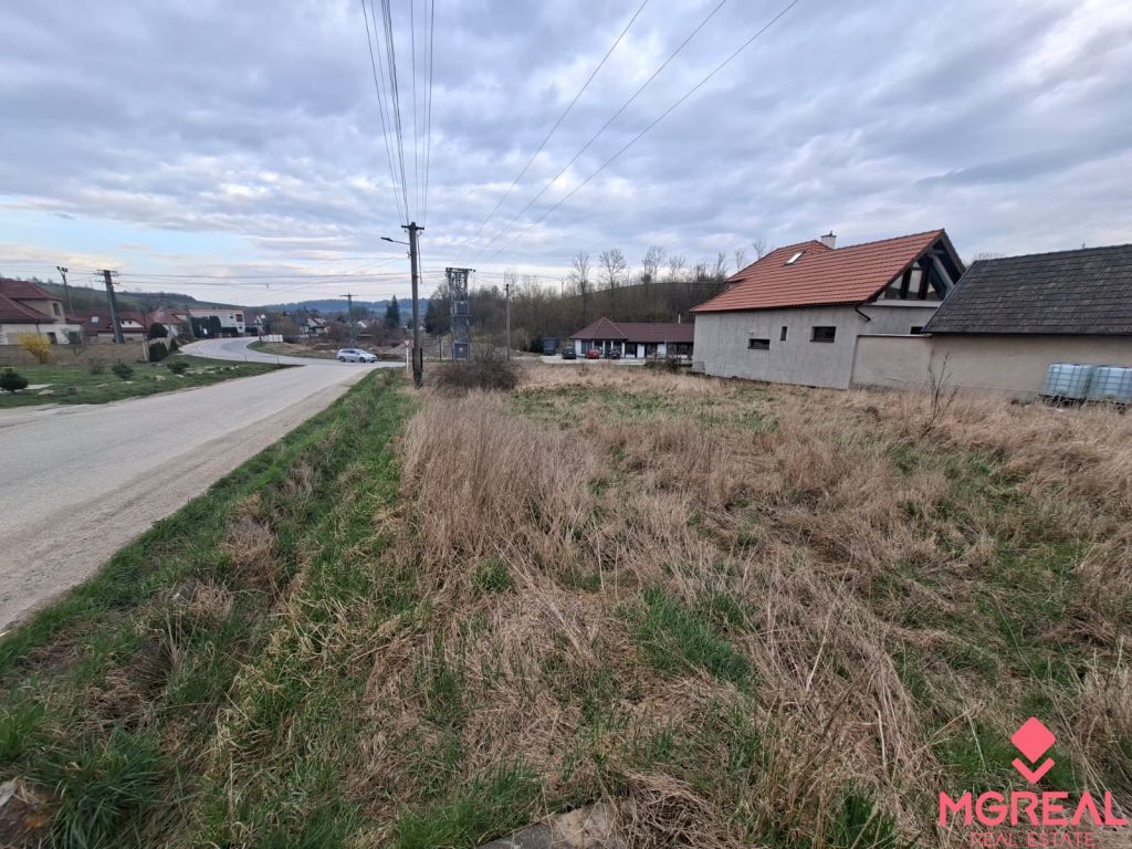 Ponúkame vám na predaj stavebný pozemok na výstavbu rodinnéh