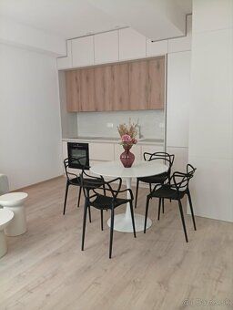 ID-500302-112BB
Hľadáte moderné bývanie v centre mesta alebo