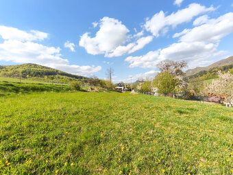 Ponúkame na predaj stavebný pozemok o výmere 2 419 m² v poko