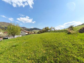 Ponúkame na predaj stavebný pozemok o výmere 2 419 m² v poko