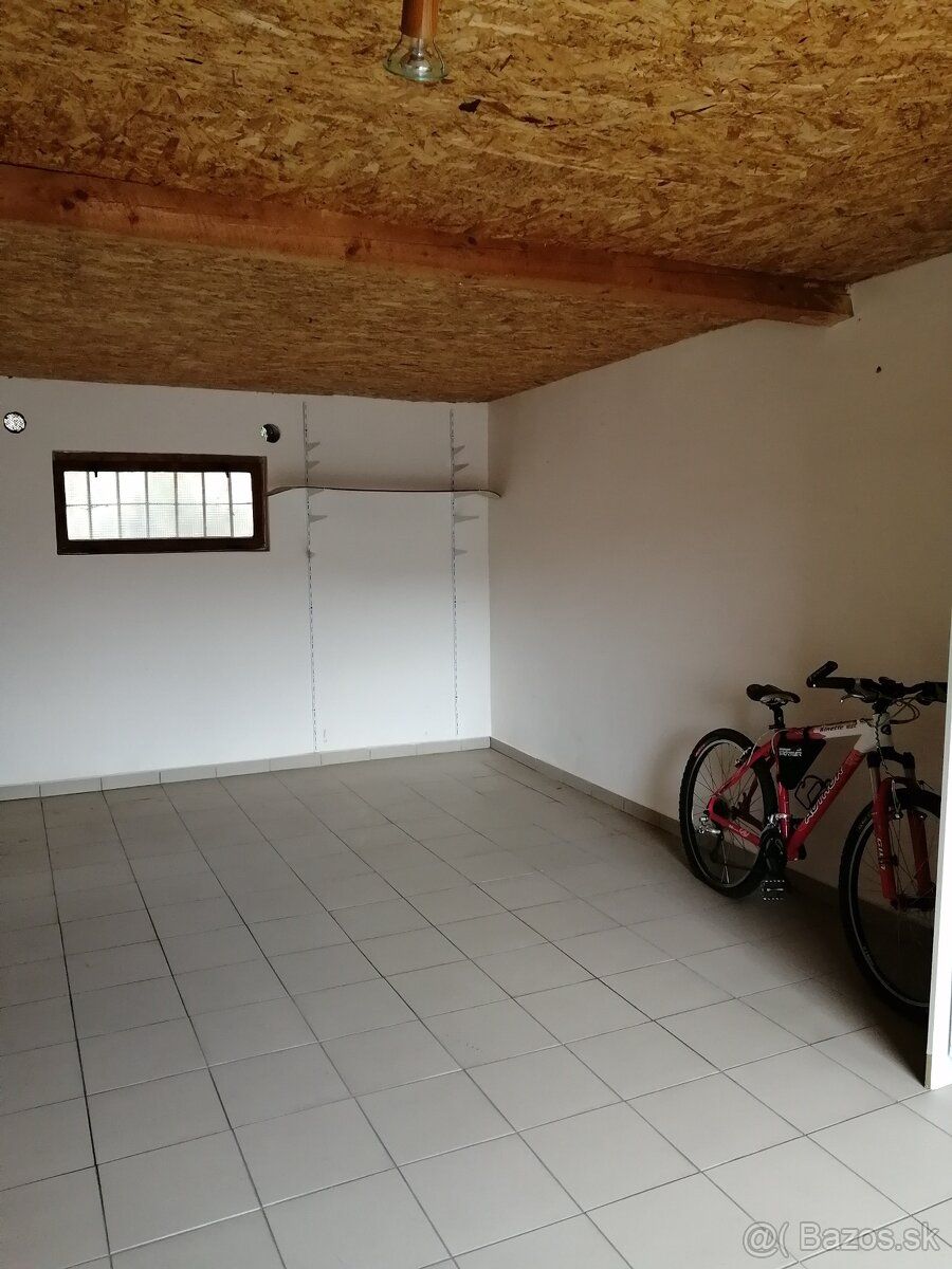 Predám garáž o rozlohe 26 m2 v Hriňovej časť Tršovka, garáž 