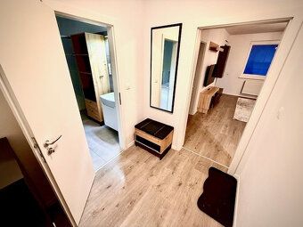 Ponúkam Vám na prenájom priestranný NOVÝ 2 izbový byt v Tren