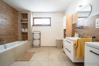 Ponúkam vám tento priestranný 3-podlažný rodinný dom, ktorý 