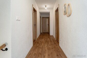 Ponúkam vám tento priestranný 3-podlažný rodinný dom, ktorý 