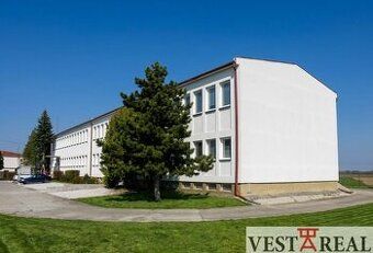 Moderná ubytovňa s garážami a skladmi na prenájom – Šoporňa 