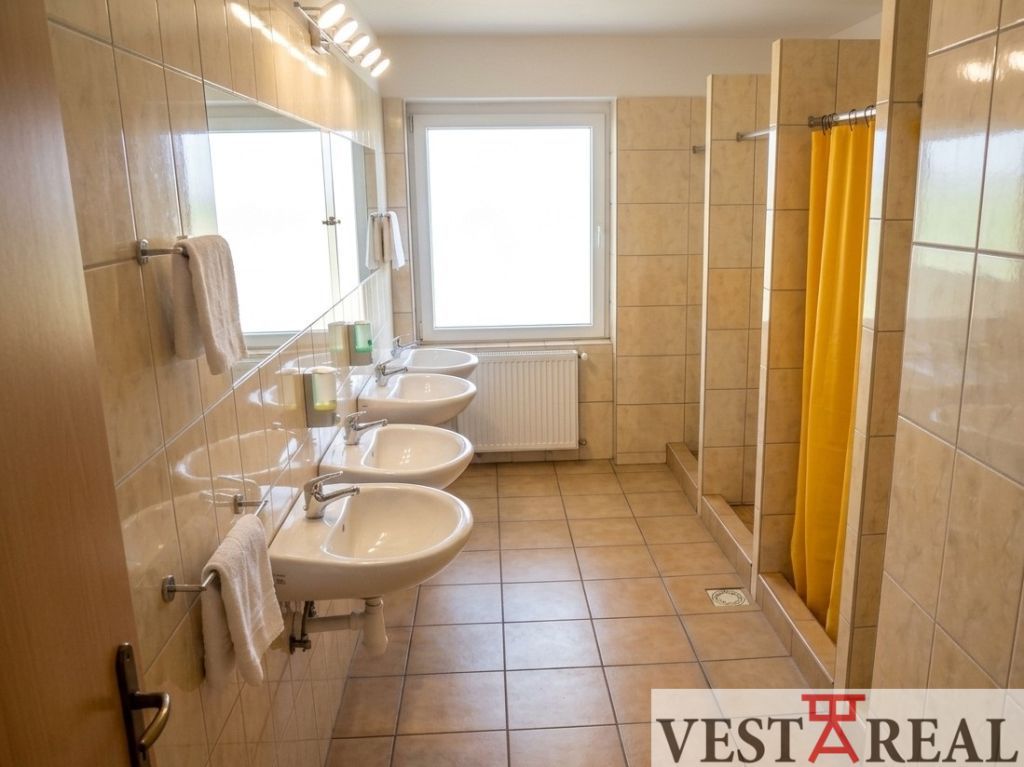 Moderná ubytovňa s garážami a skladmi na prenájom – Šoporňa 