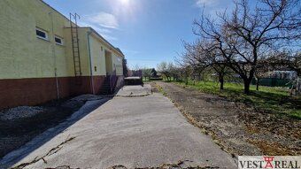 Ponúkame na predaj budovu vo Vinohradoch nad Váhom 925m2. Na