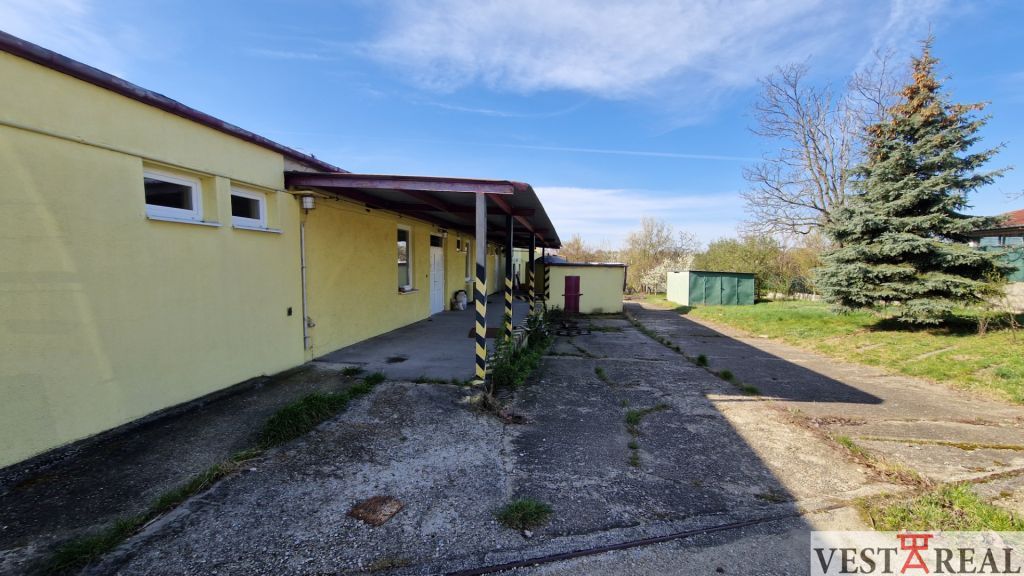 Ponúkame na predaj budovu vo Vinohradoch nad Váhom 925m2. Na