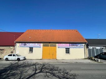 Ponúkame na predaj halu s pozemkom nachádzajúcu sa v okresno