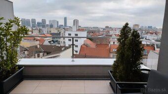 Exkluzívny strešný penthouse s terasou v centre mesta Lokali
