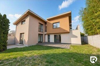Dvojpodlažný rodinný dom v centre Záhorskej Bystrice
Ponúkam