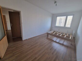 Ponúkam na predaj priestranný 2-izbový byt s pivnicou o výme