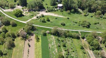 Ak túžite po dome v meste s naozaj veľkým pozemkom až 1422 m